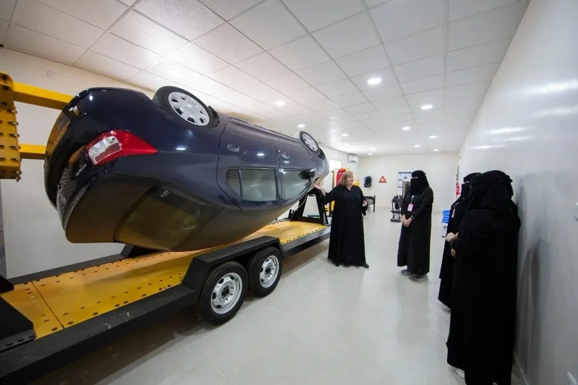 محاكي DriveSim — سيارة مقلوبة على منصة التدريب