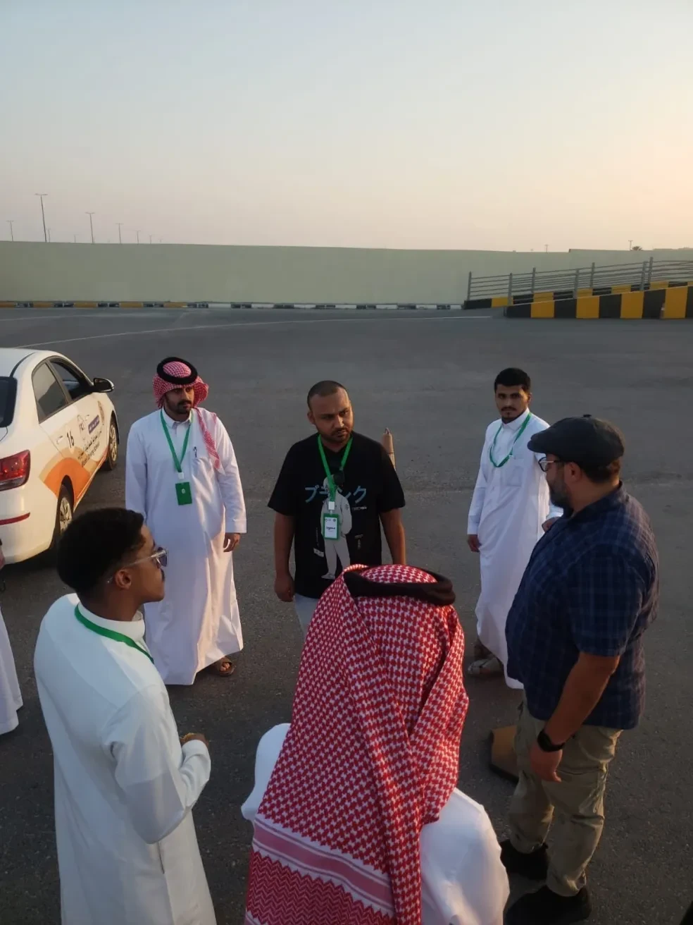 جلسة تدريب ميداني على أرض الملعب مع المدرب الكندي