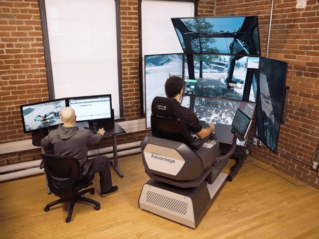 متدرب يستخدم نظام محاكاة من CM Labs